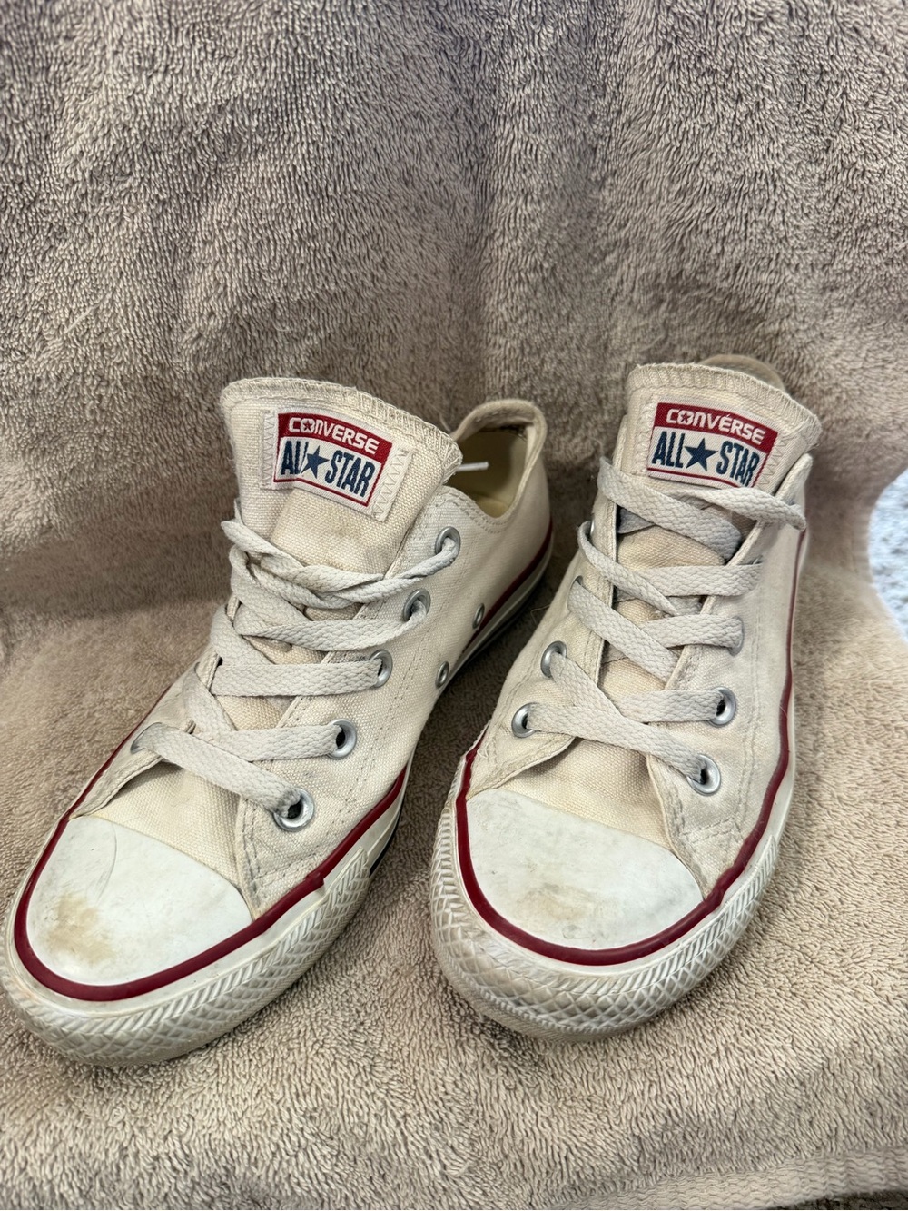 Converse Kids Low Top Sneakers in Off-White with Red Trim